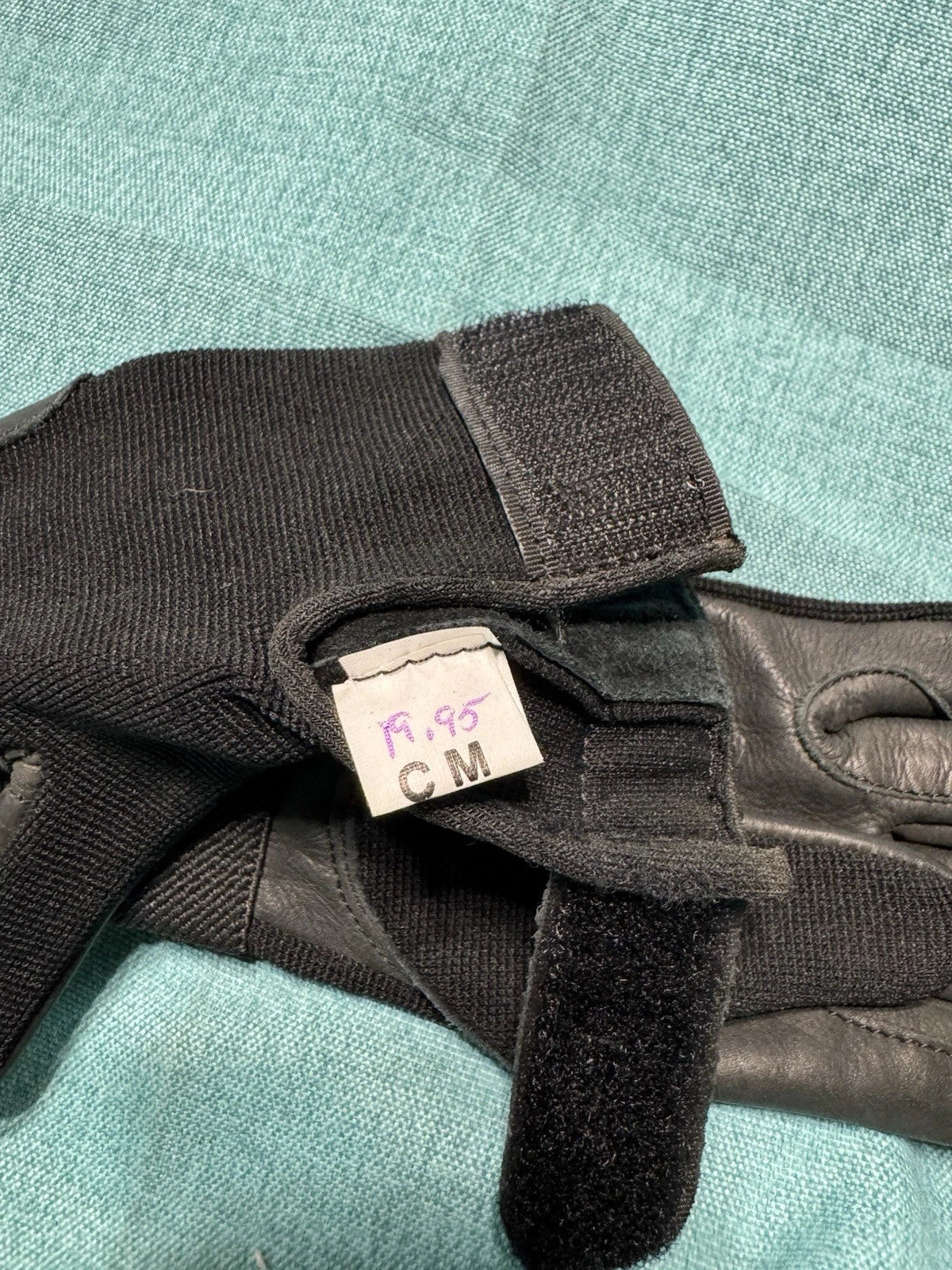 NEW Child’s Medium Black Riding Gloves ￼